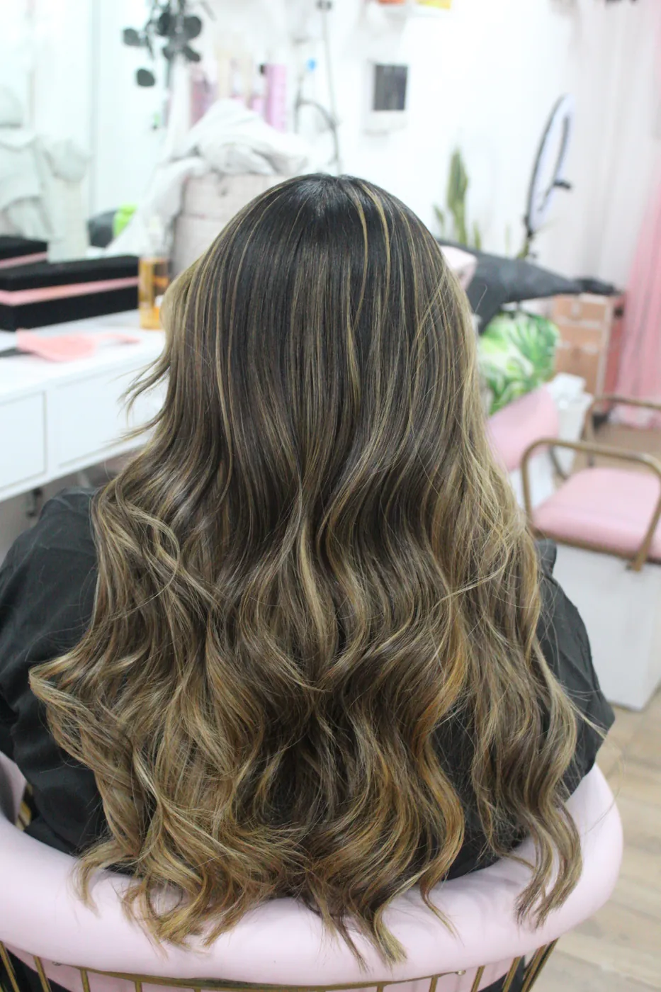 Balayage miel, fotografiado de espaldas